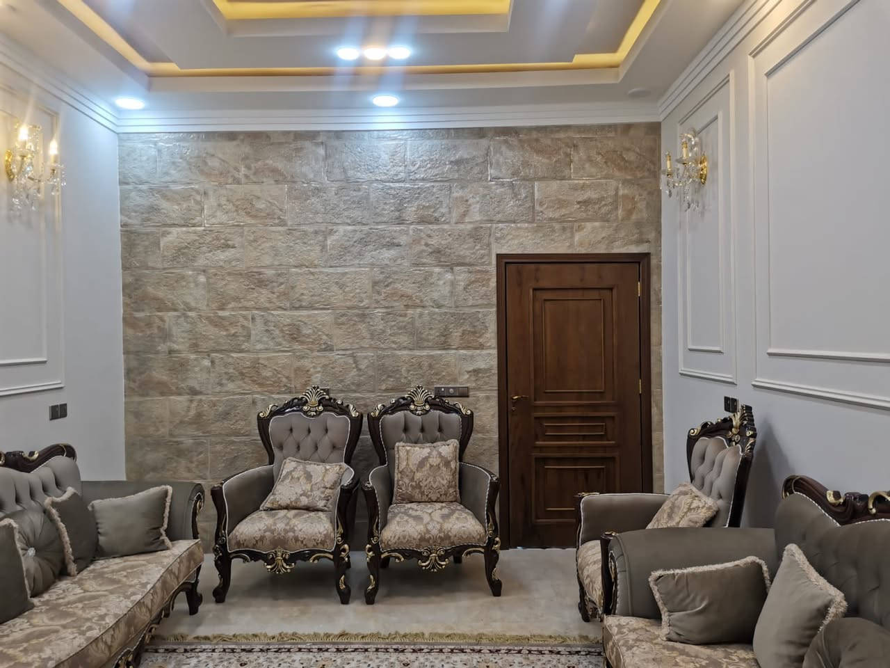 دار سكن للبيع 

العنوان / الموحيه خلف تجهزات اكرم 

المساحه / 200 م شارع ١٥ متر 

تفاصيل البناء/ طابقين مسلح حديث 

ط١/ صاله استقبال غرفتين مطبخ صحيات 

ط٢/ صاله ٤ غرف نوم  صحيات 

ارضيه مرمر +بورسلين +ديكورات مغربيه 

للمزيد من المعلومات يمكنكم التواصل معنا على الرقم التالي 

***********

***********
