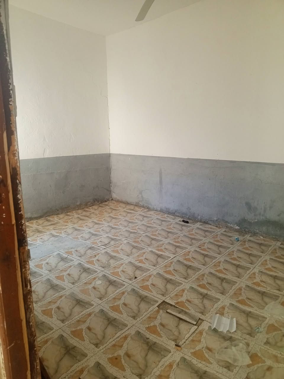السلام عليكم
بيت دوران للبيع 
مساحه 100 
حي الزهراء
غرفه نوم 
مطبخ 
صاله 
حمام وصحيات 
عرض الدولان  متر ونص 
***********
