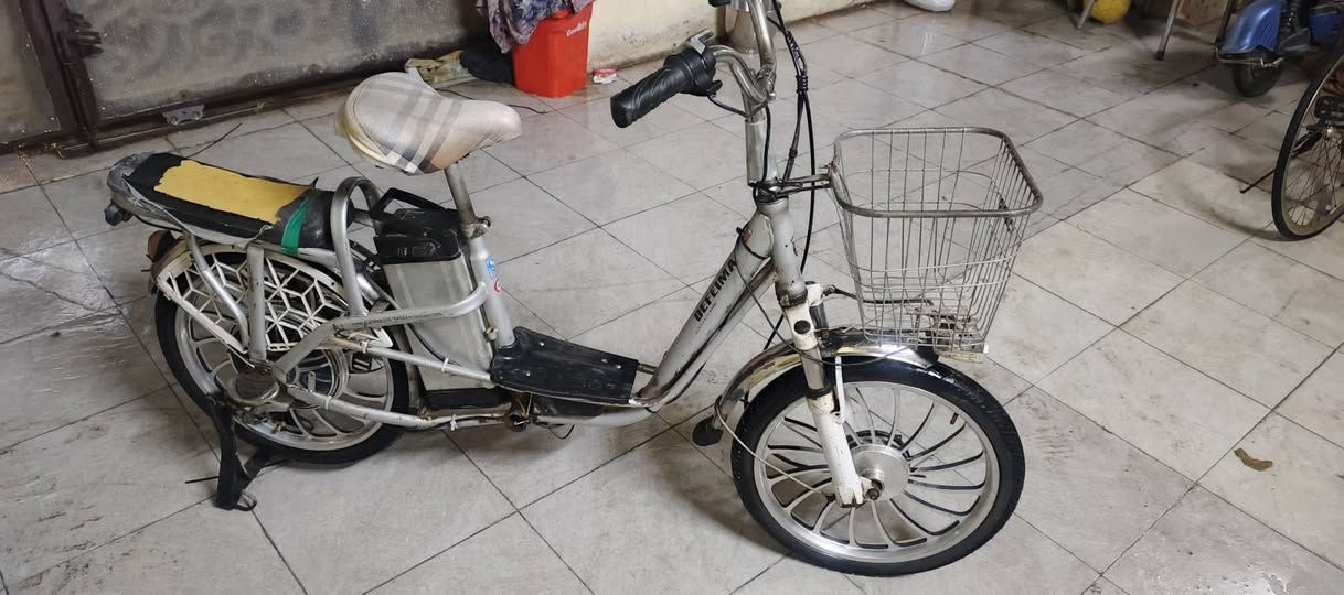 دراجه شحن🔋⚡
بطاريه ليثيوم 
ملف500w
لايت زنون👍
هورن👍
تاير خلفي جوبلس 👍
تاير أمامي جوب👍
بريك أمامي👍
السعر 300الف وبيها مجال
الرقم***********واتساب فقط
