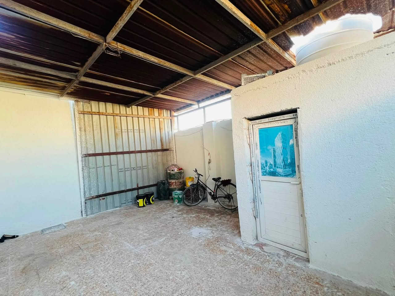دار سكن للبيع
يحتوي على 2 غرف منام و2 فوك +مطبخ فوك وصحيات  + هول+ مجمع صحيات داخليه + ديوان خارجي + صحيات خارجيه + كراج سياره + ترك ومنور +مطبخ

مساحه البيت ٢٠٠ متر ركن  

نوع العقار طابو زاعي سند ٢٥ بسم عراقي وكاله ومكتبه ونسخه من طابو

علماً المنزل بالكامل سيراميك 

نوع السقف كونكريت 

المنطقه تحتوي على جميع الخدمات ماء وكهرباء ومستوصف صحي ومدارس ابتدائيه 

الجيران ذهب صافي 

العنوان البصره شط لعرب الجزيره ليوبه قرب المستوصف

السعر المطلوب ١٢٥وبي مجال ان شاء الله 

للاستفسار التواصل خاص او على الرقم التالي /

‏***********
مكتب عقارت المهندس
