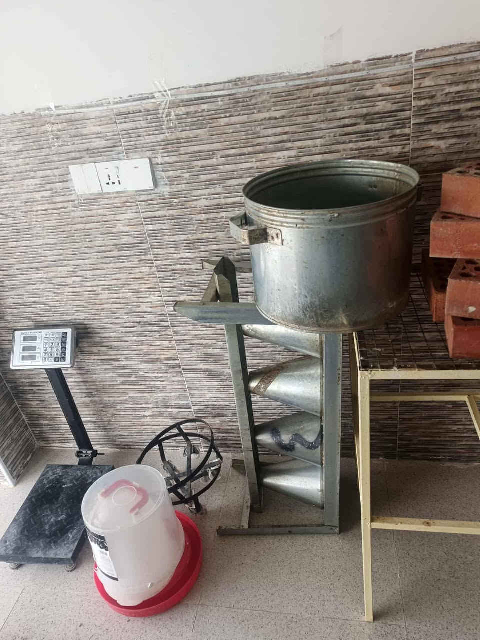 سلامو عليكم اخوان عندي هاي غراض محل مال دجاج ابيعن شلع ***********
