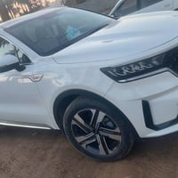 سورنتو للبيع موديل2023 ماشيه 56كم محرك v6 5.3 بدون صبغ 7مقاعد .  الكام...