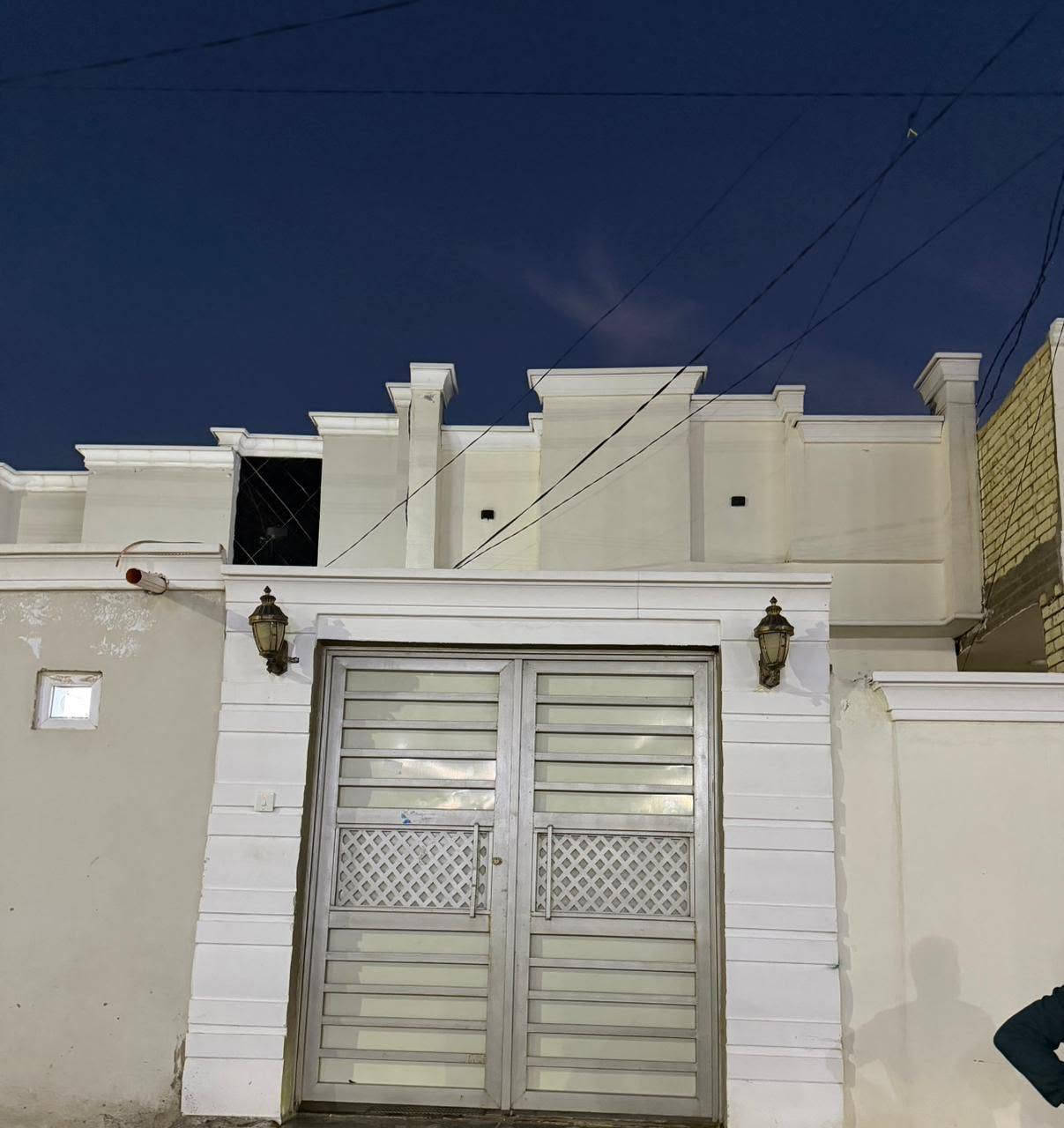 السلام عليكم بيت 125متر بناء درجه الولى بي غرفه صاله ستقبال مطبخ صحيات داخل وخارج البيت هو واثالثه بالكامل تخم عدد 2 كاونتر ثلاجه غرفه نوم جديد نوع تركي البيت كولشي ماعايز موقع البيت وره سكله الكرعاوي وقريب على الشارع ومشمول بالتطويب السعره 55وبيه مجال قليل تفاصيل اكثر ***********
