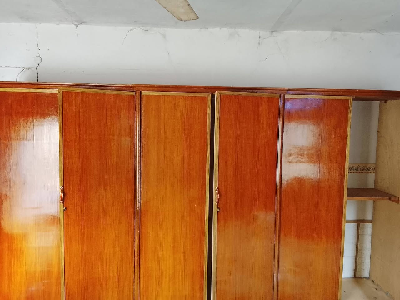 صلي على محمد وال محمد 
غرفه خشب صاج عراقي ابو 5ملم داخل وخارج صاج الغرفه نضيفه كامله مكمله مابيها كل ضرر صبغ وتلميع ويدات وقفاله كله جديد يعني بس تشدها. مكاني بالقاسم للاستفسار عن السعر اتصل او راسل ***********
