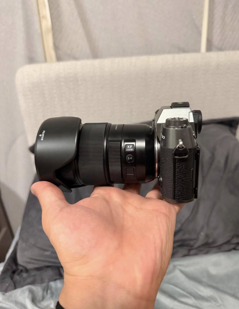 📸 للبيع: Fujifilm X-T50 + Fujifilm XF 18-120mm F4
🔹 مواصفات الكامرة:
- حساس APS-C X-Trans CMOS 5 HR بدقة 40.2 ميگابكسل  
- معالج X-Processor 5 سريع وقوي  
- تثبيت داخلي IBIS (حتى 7 Stops)  
- فوكس ذكي (AI):
  يتعرف على الوجه والعين + الحيوانات + السيارات  
- شتر مزدوج:
  ميكانيكي + إلكتروني  
- سرعة تصوير:
  8 صور/ثانية (ميكانيكي)  
  20 صورة/ثانية (إلكتروني)  
- تصوير فيديو:
  6.2K  
  4K 60fps  
- شاشة لمس متحركة  
- تصميم خفيف ومناسب للسفر  

🔹 مواصفات العدسة:
- 18-120mm (مدى واسع لكل الاستخدامات)  
- فتحة ثابتة F4  
- Power Zoom (ممتاز للفيديو)  
- موتور Linear سريع وناعم  
- مقاومة للعوامل الجوية (Weather Resistant)  
- صناعة يابانية أصلية  

🔥 مميزات:
- دقة عالية جداً 40MP  
- عدسة تغنيك عن تبديل العدسات  
- مناسب تصوير احترافي + فيديو + محتوى  

📦 الحالة: (اخت الجديدة)  
💰 السعر: (3.000.000)  
📍 المكان: بغداد


**إذا كنت صاحب هذا الإعلان وتريد حذفه لأي سبب، رجاءا أرسل رسالة إلى الدعم الفني**