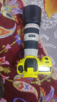 كاميرا للبيع سعرها ب 900,000 وبيها متر 07767982184