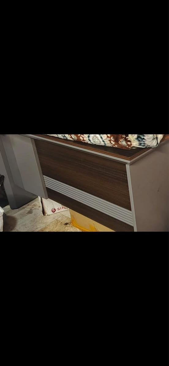 السلام عليكم  يتوفر أثاث مكتبي ومنزلي
للبيع مجموعة أثاث ممستخدم جديد لكن منصوب فقط ولم يستعمل بعد.
- كرسي مكتب جلد بني مريح مع مسند ظهر عالي وعجلات متحركة.  
- مكتب خشبي حديث مع فتحة لإدارة الأسلاك.  
- خزائن صغيرة بثلاثة أدراج، بعضها يحتوي على قفل. 
للطلب والاستفسار اكثر مراسله الصفحه.
للعلم مكان بغداد الشعب . بغداد, العراق


**إذا كنت صاحب هذا الإعلان وتريد حذفه لأي سبب، رجاءا أرسل رسالة إلى الدعم الفني**