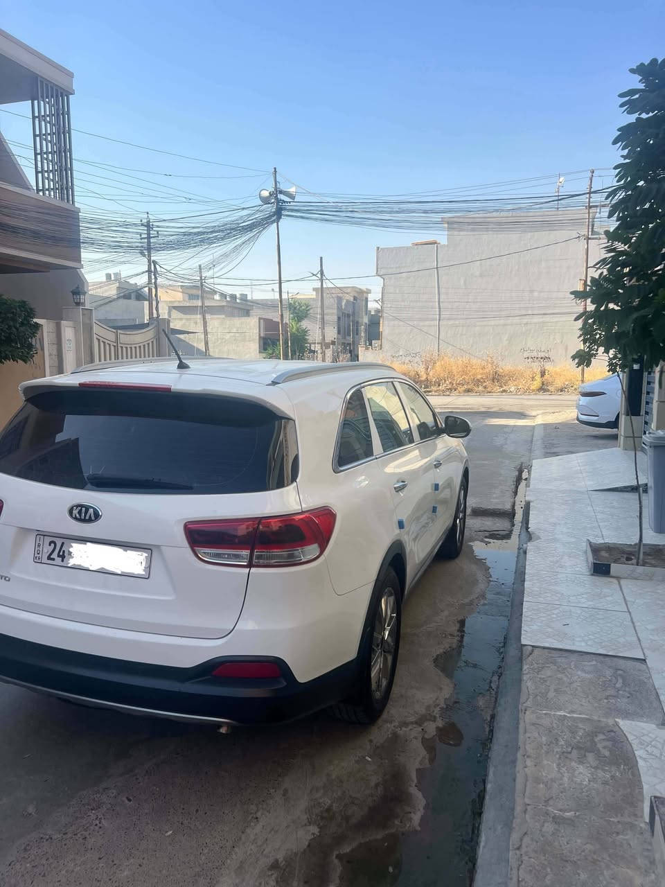 كيا سورينتو 2017 للبيع (مواصفات خليجية EX)
النوع والموديل: كيا سورينتو 2017 (Kia Sorento)
المواصفات الإقليمية: خليجي (GCC Specs) - فئة EX
المحرك: 4 سلندر / سعة 2.4 لتر / بنزين
ناقل الحركة: أوتوماتيك
المسافة المقطوعة (الممشى): 185,000 كم
اللوحة والجهة: خصوصي دهوك (Duhok, Private)
الموقع: الموصل
الحالة والضرر: مكفولة، تيتل فحص نظيف (Clean Title)، بدون صبغ أو حوادث، بحالة المستخدم الممتازة (Used).
التفاصيل: محرك مبدل جديد و يوجد بارد في مقدمة البونيد وملاحظات بسيطه كما موضحة في الصور

✨ المواصفات والكماليات بالكامل:
المقاعد والداخلية: 7 مقاعد (3 صفوف كراسي - Third Row Seats) / فرش مخمل (Fabric) / كراسي كهرباء (Electric Seats).
التكنولوجيا والترفيه: شاشة رقمية (Screen) / كاميرا خلفية (Rear Camera) / نظام بصمة ذكي لتشغيل ودخول السيارة (Keyless Entry).
الراحة والقيادة: جنطة كهرباء (Electric Tailgate) / مثبت سرعة (Cruise Control) / جامات كهرباء (Power Windows) / مرايا جانبية كهربائية (Electric Side Mirrors).
الأمان والسلامة: 6 إيرباجات (6 Airbags) / نظام فرامل مانع للانغلاق (ABS) / نظام التحكم في الجر والثبات (Traction Control).
الإضاءة والاضافات: لايتات زينون (Xenon Headlights) / كشافات ضباب (Fog Lamp) / بردة شمس خلفية (Rear Sun Shade).
💵 السعر والتواصل:
السعر المطلوب: 18,100$ (شدة و 81 ورقة) [قابل للتفاوض البسيط للجادين].
للتواصل والاستفسار: الاتصال مباشرة على الرقم:  ***********
