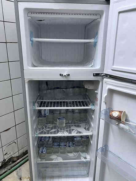 سلام عليكم اغراض استخدام اقل الشهر 
التخم 10 مقاعد خشب زان تركي سعره 650 
الثلاجه سعره 225
الطباخ سعره150 
السنك 100 
المبردات عدد 2 سعر الوحده 250
المكيف مشتغل سبوع سعره 350 
البنكات سعر الوحده 25 
الميز المكتبي سعره 140 
الكرسي الكبير سعره 115 
الكراسي الحديد سعر الزوج 70 
الكراسي البلاستيك سعر الواحد 6 
الطبلات سعرها 75
العنوان بغداد حي اور ***********
