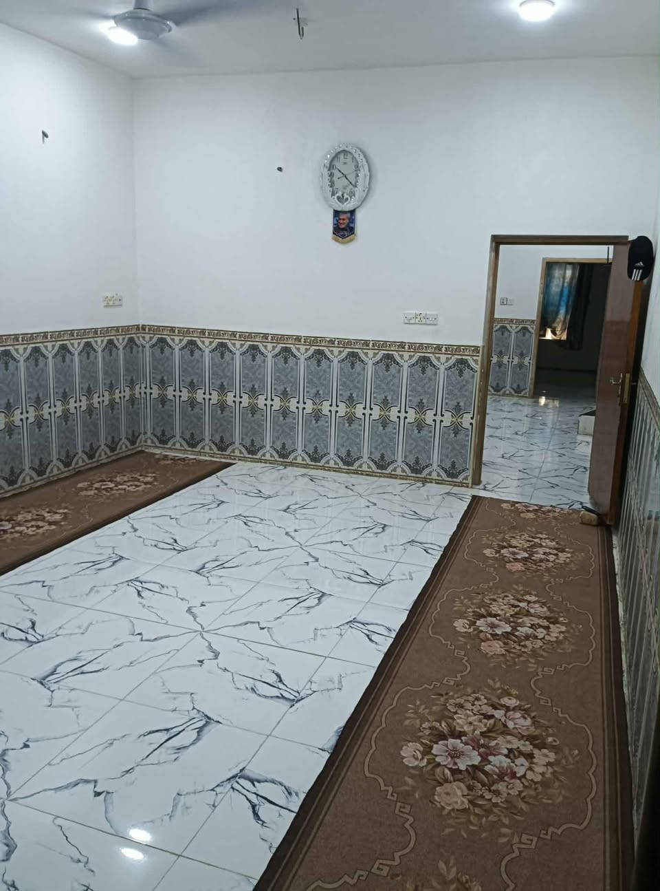 السلام عليكم بيت للبيع مقابيل مستشفى مرجان خلف البانزين خانة المساحة 240 سند 25 السعر 80 وبي مجال ***********
