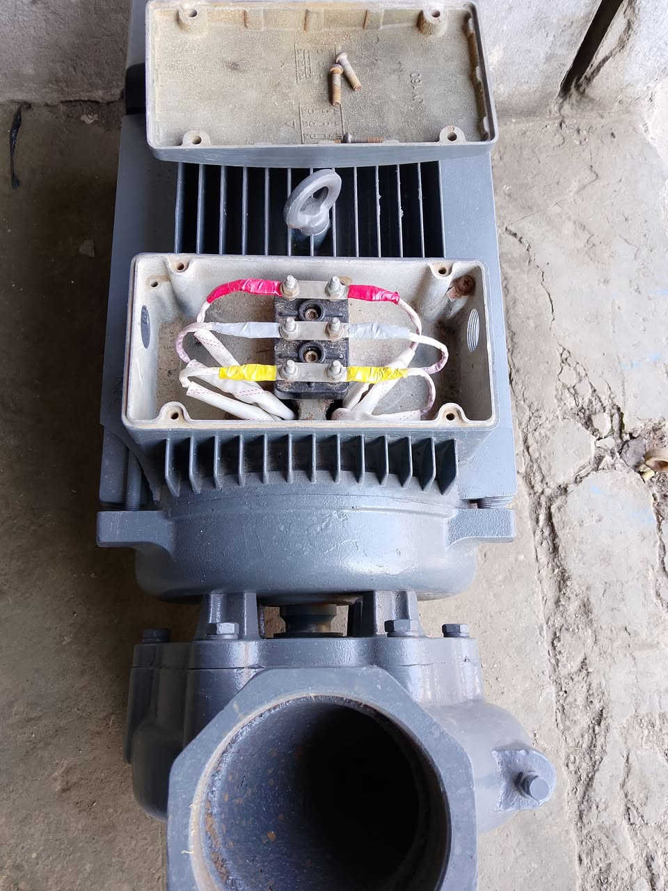 مضخه للبيع 25 حصان الدوره 3000 ملفوف جديد السحب 4 الدفع 4 السعر 5 اوراق العنوان بالموصل على الاتصال ***********
