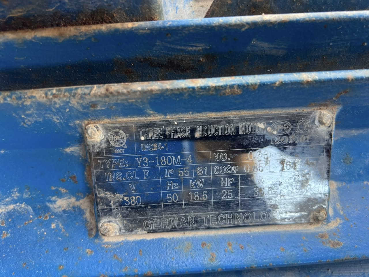 للبيع ماطور 25 احصان مشتغل شي قليل السعر 525 وبي مجال العنوان سامراء رقم هاتف 📞 ***********
