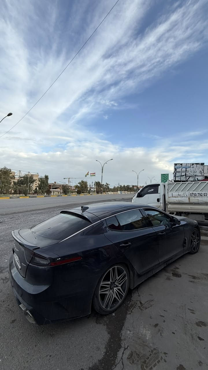 للبيع كيا ستنكر 2022
عليها إضافات:
 • شوتة K&N
 • جسر توازن BMS
 • برمجة بوب كورن (طلقات)
 • تفريغ (الدبات موجودة)
 • برمجة Stage 1 Plus لزيادة القوة وتحسين الاستجابة

⸻

المواصفات:
 • صندوق خلفي كهرباء
 • مرايات جانبية كهرباء + تسخين وضم
 • تحكم كامل من السكان + شيفترات
 • نظام صوت Harman Kardon (15 سبيكر)
 • إضاءة داخلية Ambient
 • تبريد وتدفئة للكوشات
 • Auto Park
 • حساسات أمامية وخلفية
 • رادار أمامي + خلفي + جانبي
 • كاميرات 360°
 • أنوار LED أمامية وخلفية
 • كير 8 نمر + وضعيات قيادة (Sport / Comfort / Smart / عادي)
 • محرك 3.3 Twin Turbo V6
 • القوة التقريبية بعد الإضافات والبرمجة: 420 + حصان
 • دفع خلفي

⸻

الحالة:
 • بيها قطعة صبغ
 • صورة الحادث والسونار موجودات داخل المنشور

⸻

📍 الموقع: أربيل
📞 التواصل (واتساب): ***********
💰 السعر: 220 وقابل للمجال البسيط
🔢 رقم الشاصي (VIN): KNAE55LCXN6099860
