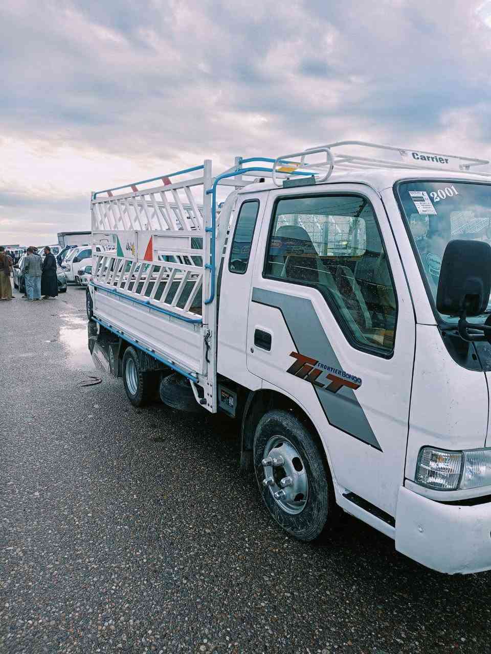 السلام عليكم ورحمة الله وبركاته 
اخوني السياره فونتيره فحل 2001
رقم مشروع وطني سنويه 2027
جواها تخم تاير نضيف 100/80
گير محرك خير من الله بكفاله
السياره مكفوله كفاله عامه
***********
