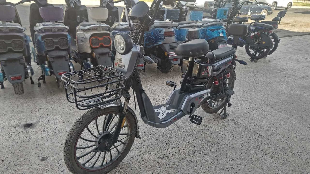 ماطور شحن 4 بطارية مستعمل  نضيف بطارية نص عمر بدون اي ضرر شرط السعر 150 المكان حي عدن*********** موصل, نينوى
