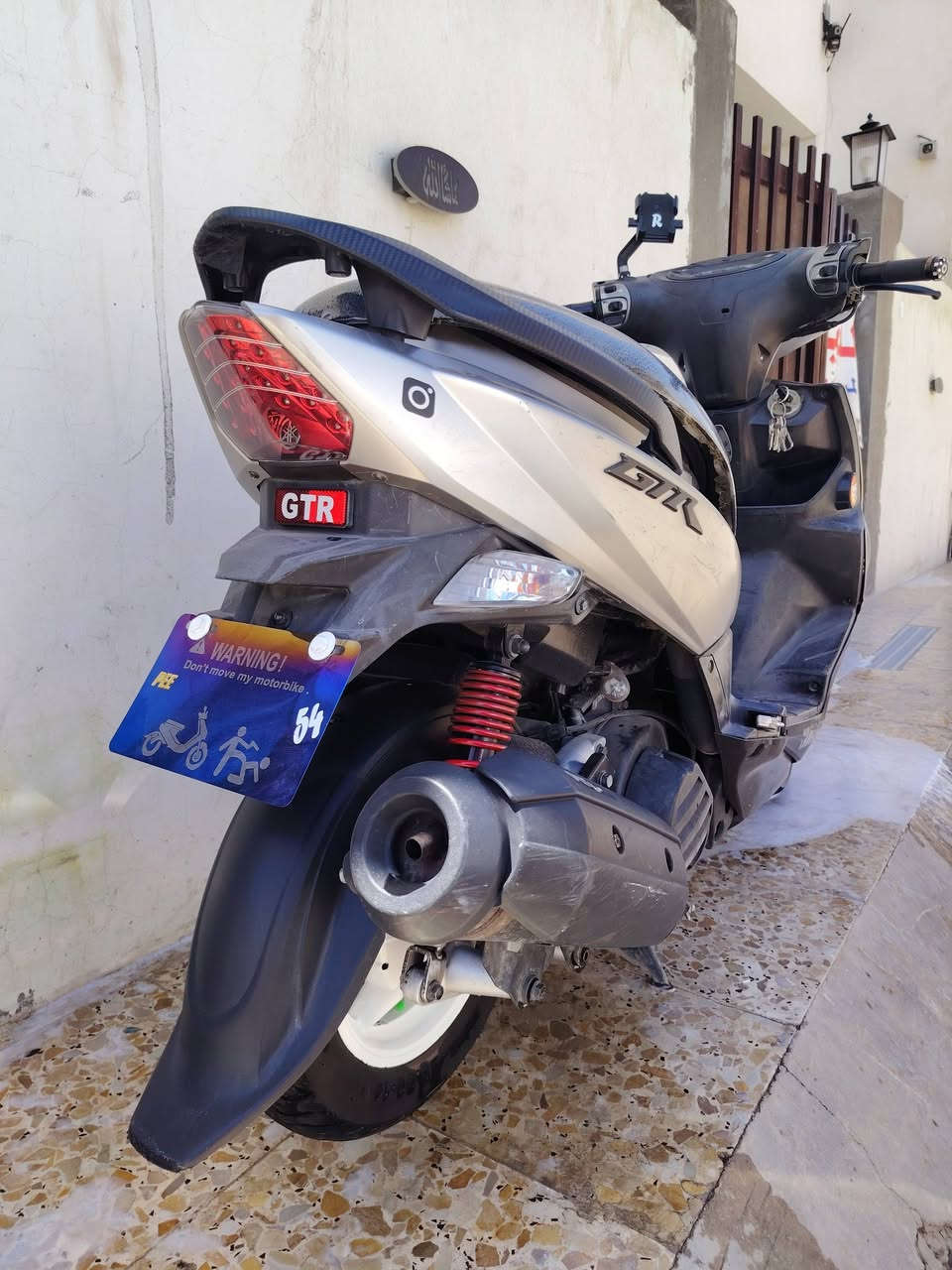 السلام عليكم دراجه GTR للبيع بلاديه كفرات ختم واحد نكره سلف كهربائيات كلهه شغاله المكينه بلاديه مامفتوحه صار شهر نازله من رمبه المكينه بعدهه ستيل نوعيه الدهن استعمل امزويل بانزين محسن كيلو متر شغال ماشيه 18 الف حقيقي الرون شغال طوافه البانزين شغاله دراجه بلاديه مامتعوبه اوراقهه كامله ويل ابيض تايرات جدد بعدهن مال رمبه البلاديات السعر مليون و 150 وبيها مجال الشراي يتصل واتساب أو ماسنجر ***********

