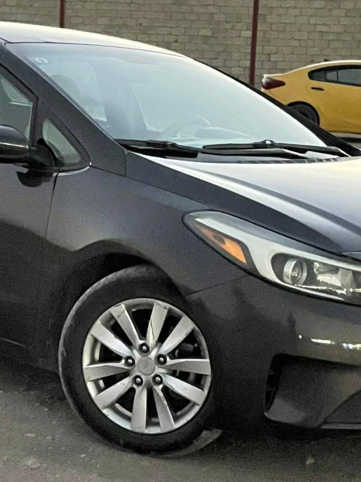 سلام عليكم 
سيارة فورتي موديل 17 وارد امريكي رقم بغداد مصبوغة عام ما عدا القماره اثر جراد وطخه بالباب السايق والجاملغ مبدل الامام جهة السايق بدون دواخل كير كحرك مكفولات مسويلها ادامة جديده تبريد ثلج 
مكاني بغداد الدوره 
السعر 105 
***********
