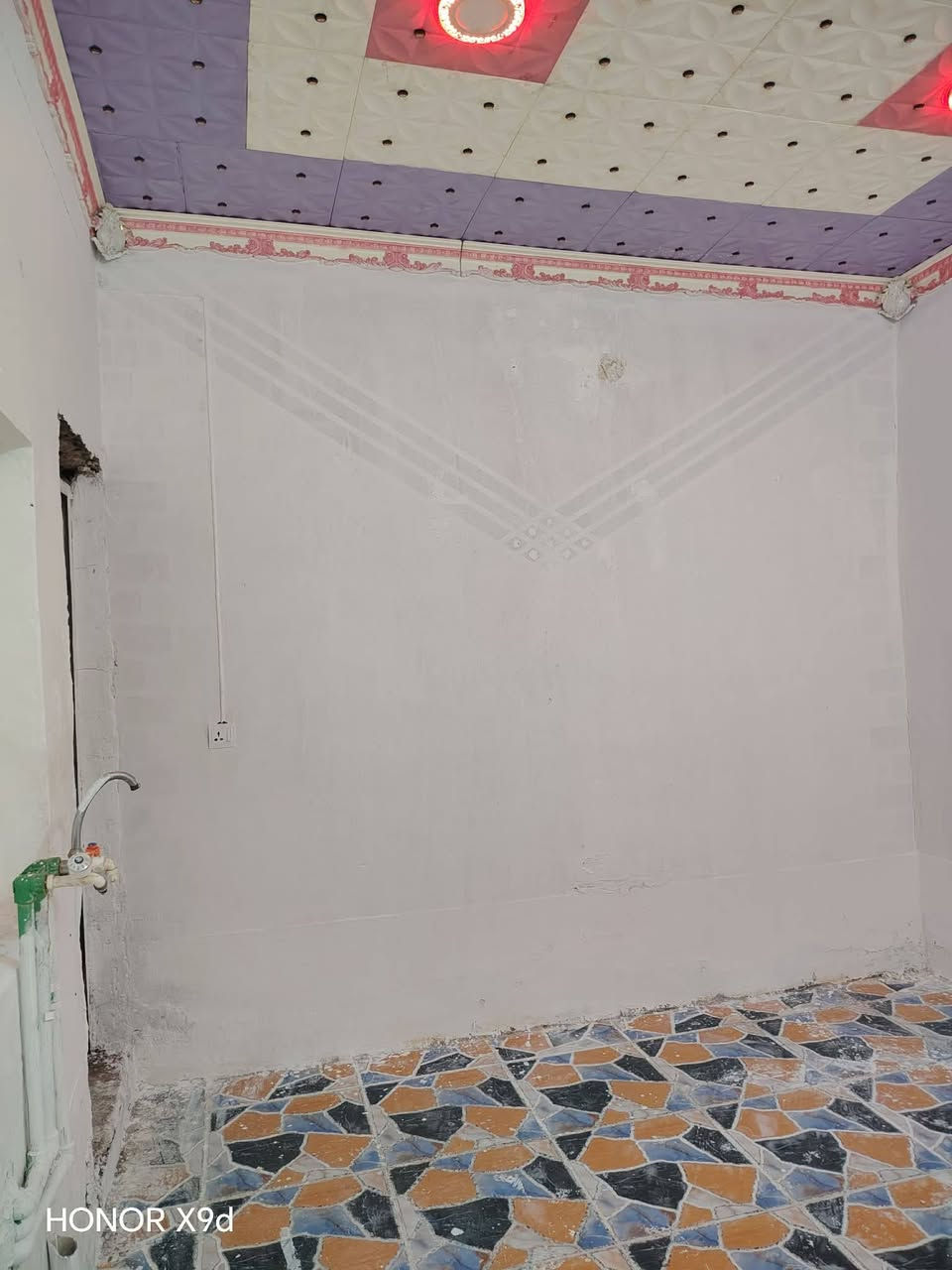 السلام عليكم 
بيت 100 متر في حي الزيتون قرب مدرسه ملائكه الجنه 

واجه 5 والنزال 20 

بسعر 55 وبي مجال بيع مستعجل 
***********
