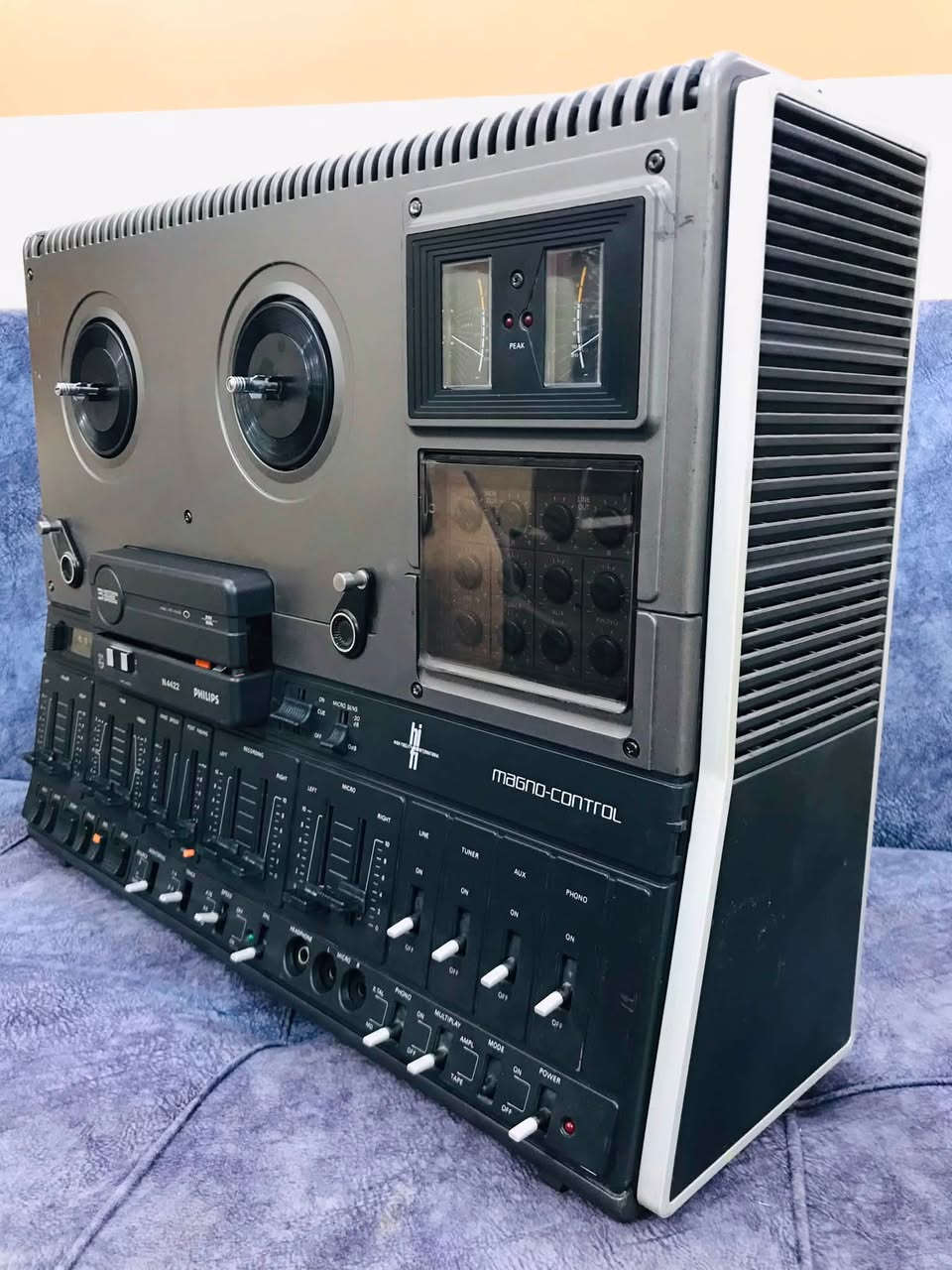 للبيع تحفة من فلبس 
MODEL-PHILIPS-N 4422🎼
من اجمل وارقى موديلات شركة فلبس 
مواصفات الجهاز 
3 ماطور الجهاز
3 هيد الجهاز 
3 سرع الجهاز 
4 تراك الجهاز 
7 انج بكرات 
نظام تسجيل جداً راقي 
الجهاز ناطق سماعات داخليه 
4 داخل للجهاز ⬇️
AUX / TUNER / PHONO / LEIE
كهرباء 220 V  بلادي 
للاستفسار اكثر مراسلة الصفحة 
وات ساب *********** اتصال ☎️
