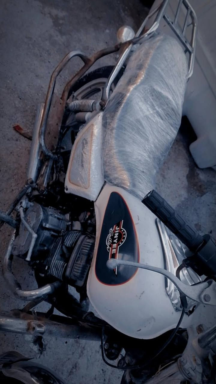 جوندة2017 كلك للبيع دراجة حلوة مرتبة مكينه خرسة كلش ناعمة كهربائيات كاملة سلف هندر كلة شغال اشاير شغالة لايت امامي وبگلايت شغال نقص باتري فقط باتريها تعبان شوية دراجة رايدها 275 وبيها مجال بسيط جماعة 200 لا تعبون نفسكم مابيع قفلها 250 مكان دراجة ديالى هبهب شراي تعال خاص او اتصال***********
