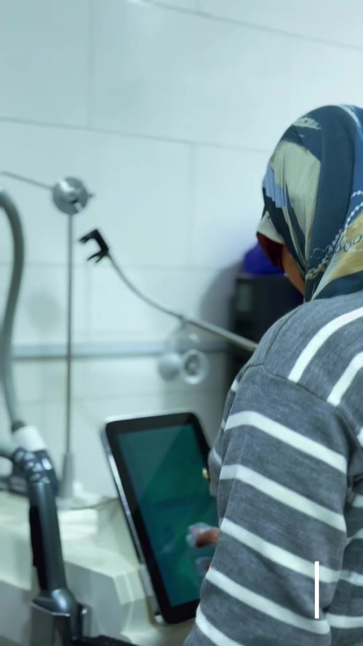 ليزر شعر ثلجي ❄️ 
في مركز الهدى الطبي 
🔹قسم ليزر ازالة الشعر  في مركز الهدى الطبي كادر مختص 👍🏼بإدارة الدكتوره اختصاص  امراض جلدية وتجميل ( الدكتوره هدى علي كاظم )اليكم بالفيديو جلسة ليزر شعر وجه تقوم تقنية الوميض الضوئي المكثف  على توصيل طاقة حرارية خفيفة و مناسبة للمنطقة المراد ازالة الشعر منها حيث يقوم الشعر بامتصاصها و من ثم تتعطل الخلايا المسؤولة عن نمو الشعر فيختفي الشعر تدريجيا ثم لا يظهر مجددا على مدار الجلسات. مركز الهدى الطبي للجمال عنوان 😍♥️العنوان ميسان سوق الذهب مقابل ميسان شوب  وطارق للعطور


**إذا كنت صاحب هذا الإعلان وتريد حذفه لأي سبب، رجاءا أرسل رسالة إلى الدعم الفني**