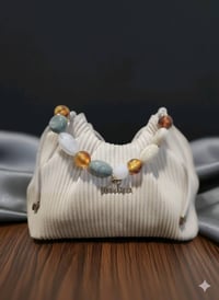 أنا أبيع حقيبة أنيقة ولطيفة مصنوعة من قماش مخطط بلون أبيض مائل للكريمي...