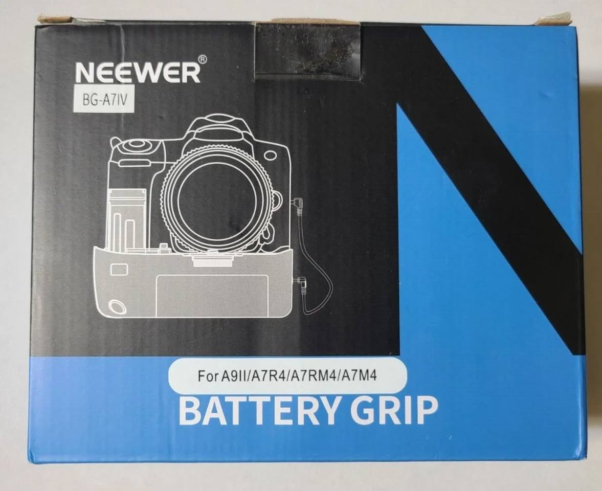 مقبض بطارية Neewer BG-A7IV لكاميرات A9II/A7R4/A7RM4/A7M4
ادامة الشحن لضعفين تقريباا 
ازرار تحكم اضافيه وسيطره اكثر على الكامره 
الستفسار مراسلة الصفحة📱
يوجد توصيل المحافظات🚖🇮🇶


**إذا كنت صاحب هذا الإعلان وتريد حذفه لأي سبب، رجاءا أرسل رسالة إلى الدعم الفني**