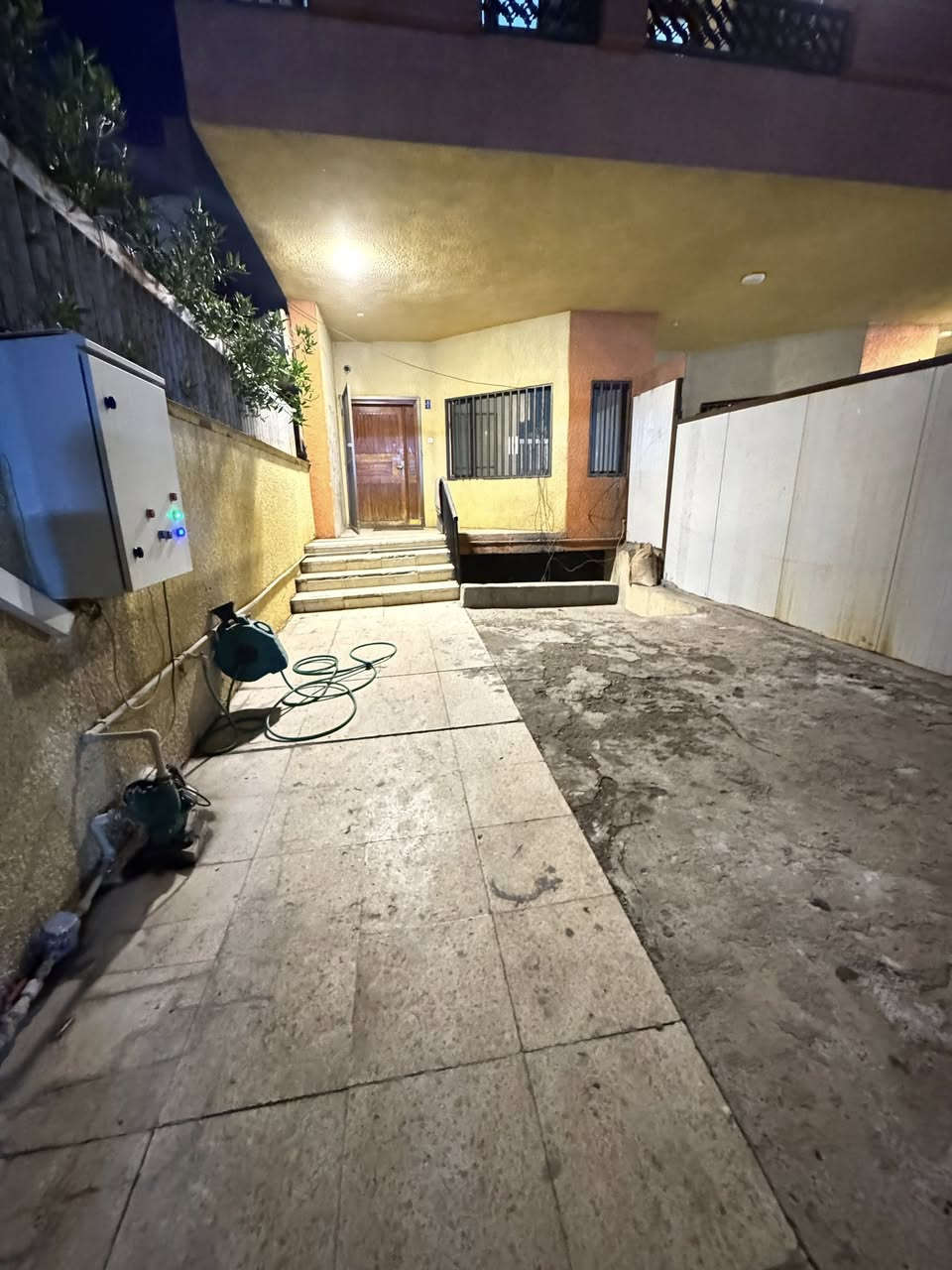 🔴بيت للايجار شركات في الكرادة🔴
📍الموقع : كرادة خارج مقابيل اسواق الوردة
🔷يحتوي على مخزن سرداب مساحة 275🔷
🔷 مساحة البيت 150 متر 🔷
🔷طابقين + مخزن سرداب + مخزن في الطابق الثالث 🔷
🔷يحتوي على صالة وغرفتين ومطبخ معزول وحمام عدد 2 🔷
🔹يصلح ايجار : شركات🔹
————————— 
🏢 شركة المستقبل للاستثمار والتسويق العقاري 
🔺نستقبل كافة عروضكم وطلباتكم 
🔺للاستفسار : 
***********
