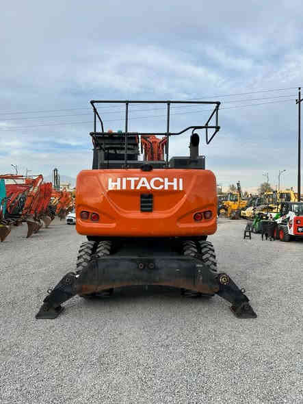 ⭐ وصلت حديثاً – حفارة هيتاشي Hitachi ZX170W-6 موديل 2020

جاهزة للعمل فوراً | حالة ممتازة | أداء يعتمد عليه

يعلن معرض سليمانية للمكائن والآليات الثقيلة – Slemani Plant Sales Co. Ltd عن وصول حفارة Hitachi ZX170W-6 موديل 2020 بحالة استثنائية بعد فحص شامل، وبجاهزية كاملة للعمل في مشاريعكم دون أي تأخير.

تتميز هذه الماكينة بقوتها، سرعتها، ثباتها العالي، واقتصاديتها الممتازة في استهلاك الوقود، مما يجعلها خيارًا مثاليًا لشركات المقاولات والبناء والطرق والخدمات.

⸻

🔶 المواصفات والخيارات الفنية – Hitachi ZX170W-6 (2020)

🔸 الأداء والمحرّك
 • محرك Isuzu 4 سلندر عالي الاعتمادية
 • قوة صافية تقارب 130 حصاناً
 • وزن تشغيلي بين 17 – 19 طن (حسب التجهيز)
 • نظام هيدروليكي متطور HIOS III لأعلى كفاءة تشغيل
 • سرعة السير تصل إلى 37 كم/ساعة
 • ثبات ممتاز بفضل تصميم المحاور والكونترويت المحسّن

🔸 أنظمة الهيدروليك
 • أنماط تشغيل متعددة: Power / ECO / Lift
 • خطوط هيدروليك جاهزة (Factory Fitted):
 • خط الهامر
 • خط الروتيتور/المقص
 • خط AUX إضافي
 • ذراع تشغيل:
 • بوم قياسي
 • أو بوم مفصلي (Two-Piece Boom) لمرونة أعلى

🔸 الكبينة وراحة السائق
 • كبينة واسعة مع عزل صوتي عالي الجودة
 • تكييف وتدفئة كاملة
 • مقعد سائق مريح قابل للتعديل
 • شاشة معلومات متعددة الوظائف مع نظام تشخيص
 • كاميرا خلفية وكاميرات جانبية (حسب المواصفات)
 • رؤية محيطية ممتازة

🔸 الملحقات (اختياري)
 • باكيت
 • هيدروليك هامر
 • روتيتور
 • إطارات بحالة ممتازة
 • دعّامات أمامية وخلفية (Stabilizers)

⸻

✨ أسعارنا منافسة ونوفر أفضل العروض في السوق

نضمن لكم أفضل جودة، أسعار مميزة، وخدمة راقية قبل وبعد البيع.
للمزيد من المعلومات أو للاستفسار، يرجى الاتصال بنا:

⸻

📍 معلومات الاتصال والموقع

معرض سليمانية للمكائن والآليات الثقيلة – سليمانية للبيع
Slemani Plant Sales Co. Ltd
Suppliers of New and Used Plant & Equipment
Kurdistan Region – North of Iraq

📞 Iraq: 0770 152 1304

📧 Emai: info@slemaniplant.com
🌐 Website: www.SlemaniPlant.com

📍 العنوان:
سلێمانی – ڕێگای سەرەکی سلێمانی بۆ تاسلوجە
پێشانگای سلێمانی
Sulaimani – Kerkuk Road, Sulaymaniyah – Iraq
#slemaniplant
