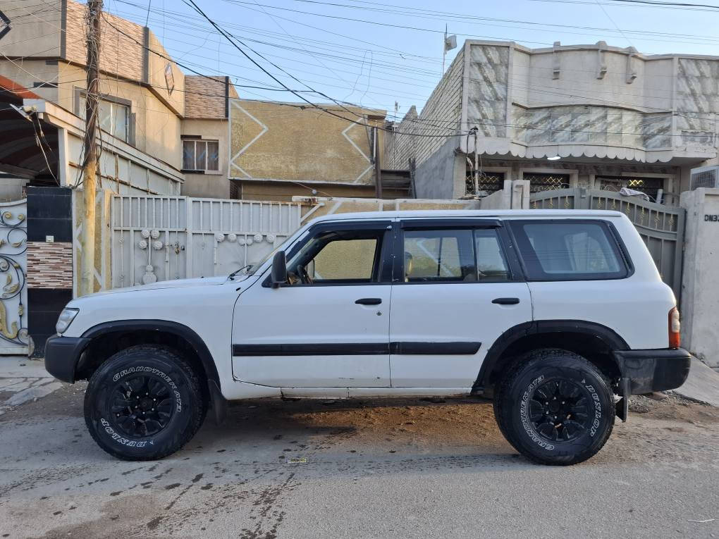 السلام عليكم للبيع او المراوس نيسان باترول موديل ٢٠٠٢ محرك ٤٠٠٠ كير عادي سبعه راكب كشنات جلد فور ويل شغال دبل تانكي تخم تاير جبلي جديد شاشه كاميرا صبغ عام لغود وشواصي كفاله بيها تعمير بالتكم بدون كص مكفوله من الانقلاب السعر ٧٥ وبيها مجال 
مكاني الدوره ابو دشير 
رقم الهاتف *********** بغداد, العراق
