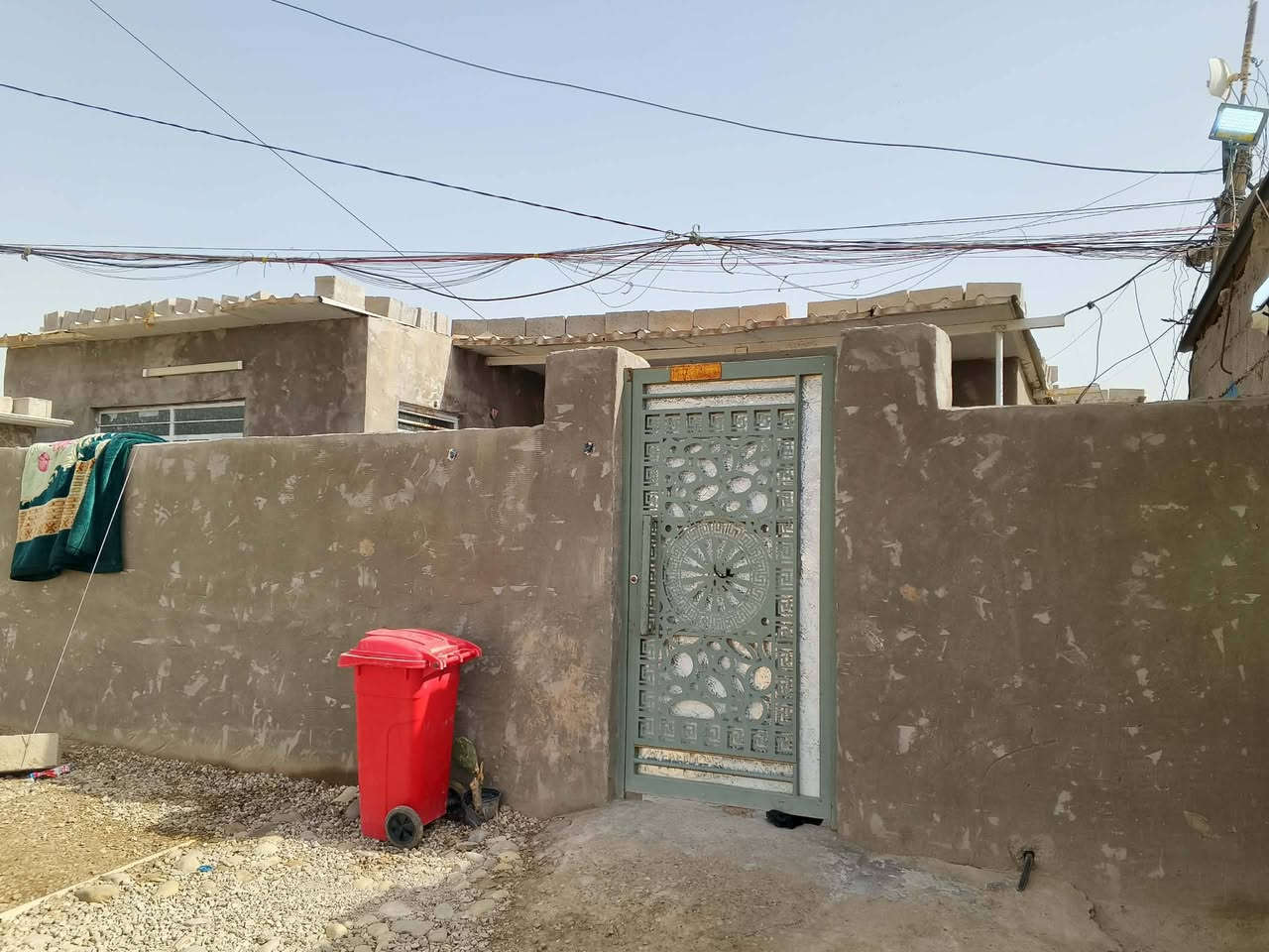 بيت للبيع في حي الحكيم قرب غسل هيثم الچليباوي مساحه ١٢٠سقف سانتويج استفسار اكثر الاتصال على ***********
