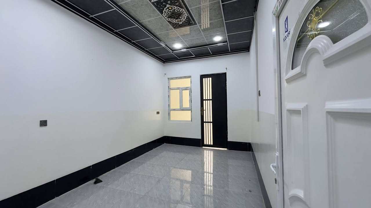 ‏السلام عليكم 
دار للايجار في حي السماح الثانيه طابق ارضي (الطابق الثاني مستأجر) 
مساحة ١٠٠ متر 
يحتوي على غرفة نوم وهول واستقبال ومطبخ وصحيات
الدار بناء حديث 

بدل الايجار ٢٥٠ الف

مكتب صفوان السنجاري 
‏***********
***********
