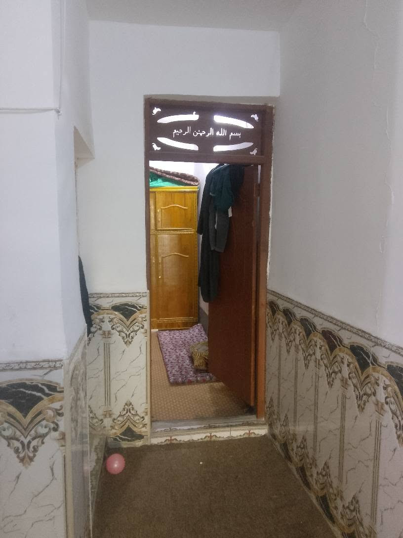 الدار للبيع مساحه الدار 133 بناء  جديد  السقف  عكاده يحتوي على صحيات خارجيه وداخليه  الطابق الاول استقبال ومطبخ وصاله وغرفة والطابق الثاني غرفة وصاله وصحيات  في حي المكرمه قرب شارع السبيس رقم الهاتف *********** النجف, العراق
