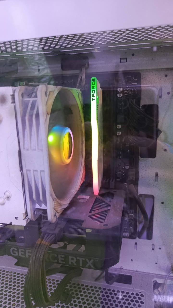 كيس للبيع
توصيل لكل المحافظات
VGA ASUS RTX 4060 DUAL 8G
CPU  CORE I5 12400
M.B B760 GIGABYTE ATX
RAM 16G 3200HZ T-FORCE RGB
NVM M.2 1T LEXAR GEN3
P.S GOLD 700WATT
CASE ATX 4FAN RGB
COLEER CPU RGB
سعرها 1,250,000 و بيها مجال للشراي
للتواصل ***********
