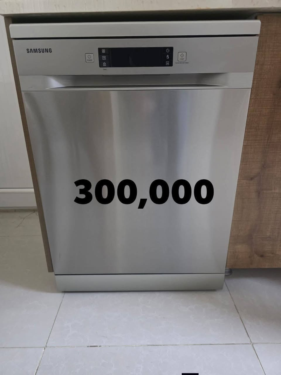 اثاث واغراض بيت جديد استخدام قليل 

 (( بحالة ممتازة ))

طقم قنفات ماركة البينو 600 $ 

ميز تلفزيون 150 $ 

ميز طعام وكراسي 200$ 

جكمجة + خزانة ملابس 150$
 
ساحبة سينفر 75000 عراقي 

خزانة احذية 50.000 لون اسود 

جلاية سامسونج 300.000 عراقي 

جهاز الرياضة جديد غير مستخدم شاومي 300$ 

لوحات حائط القطعة ب ١٠ الاف 

براد ماء ارجيلك 150 $ 

تريات عدد 2 بسعر 100.000 عراقي 

لمبدير نوعية ممتازة سعر 35000 

لمبدير نوعية وسط سعر 25000 

لمبدير غرف نوم سعر القطعة 20.000

شمعدان عدد ٣ سعر القطعة ب ١٠.الاف

مكنسة تنظيف كنبات وسجاد وموكيت جديد 150$

كاربيت موديل فيرزاتشي  لون اسود عدد ٣  القطعة ب 45 الف 

كاربيت موديل فيرزاتشي لون فضي عدد ١ سعر 40 الف

______________

الموقع : اربيل

رقم التواصل واتساب : ***********

