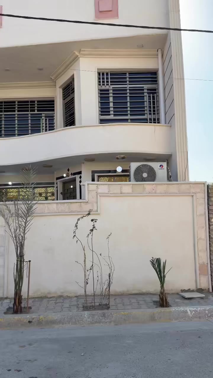 بيت للبيع الموقع حي طارق القديم فرع السنتر المساحه 150 متر طابقين بناء نضيف جاهز من كلشي الشراي يتصل على هذا الرقم *********** والسعر اول تعليق في الفيديو مثبت
