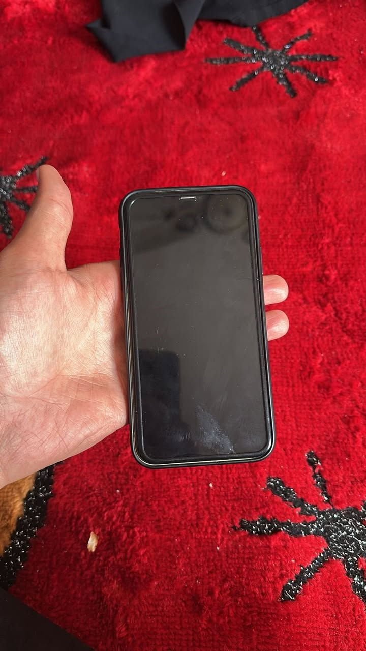 سلام عليكم ايفون 11عادي جهاز  كفاله شرط ماداخل تصليح بطاريه ٨٧ جهاز نضيف كلش الله شاهد  المكان شطره السعر ٣٠٠وبي مجال ***********
