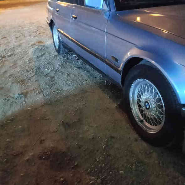 سلام عليكم ورحمة الله وبركاته 
للبيع بي ام 92 735
كير محرك جديد 
تبريد ثلج كهربائيّة شغاله تخم تاير تخم وياله خليه 
نوزلات بلكات فيت بم جديد 
سياره جاهزة عله اخر حباية 
صبغ جمالية مكفوله من ضربه وكلشي. رقم بغداد نكليزي 
السعر 50 مجال  مكان بغداد  سيارة تخبل امانت الله
