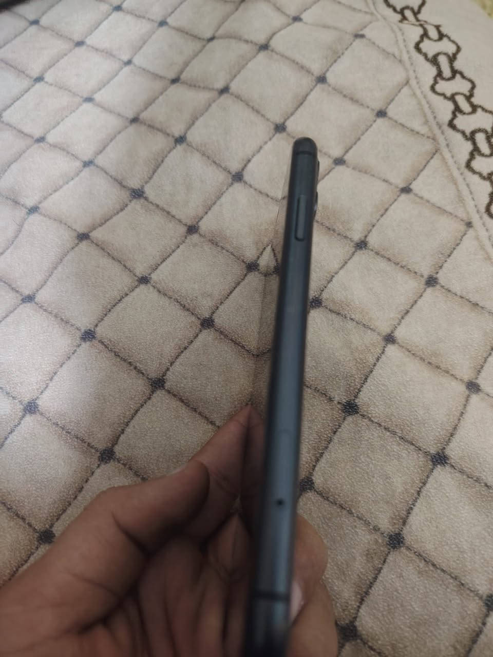 سلام عليكم
ايفون 11 عادي 
نضيف بطاريه ٩٢
السعر 300 او بي مجال حك الجيه 
مكاني شعله جكوك رقمي ***********
