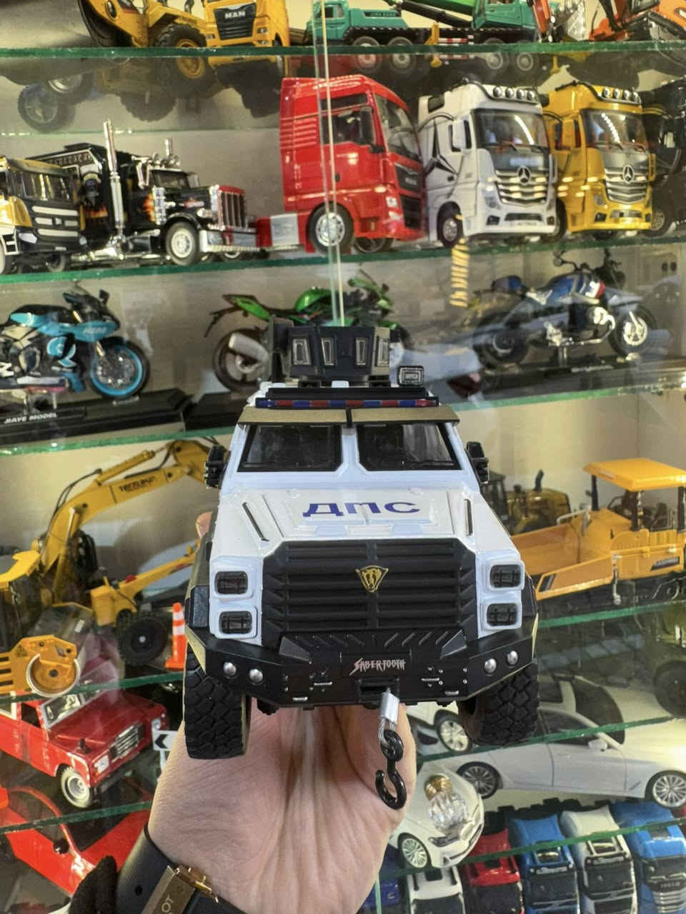 Die-Cast Armored SWAT Vehicle Toy–Rapid Response
size:1.24   23cm
Sound light -off-road
brand: LOVEPOSELY
since:2000
whatsapp:7504053762
لعبة مركبة SWAT المدرعة المصبوبة بالمعدن – نموذج شاحنة عسكرية مع ضوء وصوت، حركة سحب للخلف، أبواب قابلة للفتح
توصيل كل محافظات العراق
