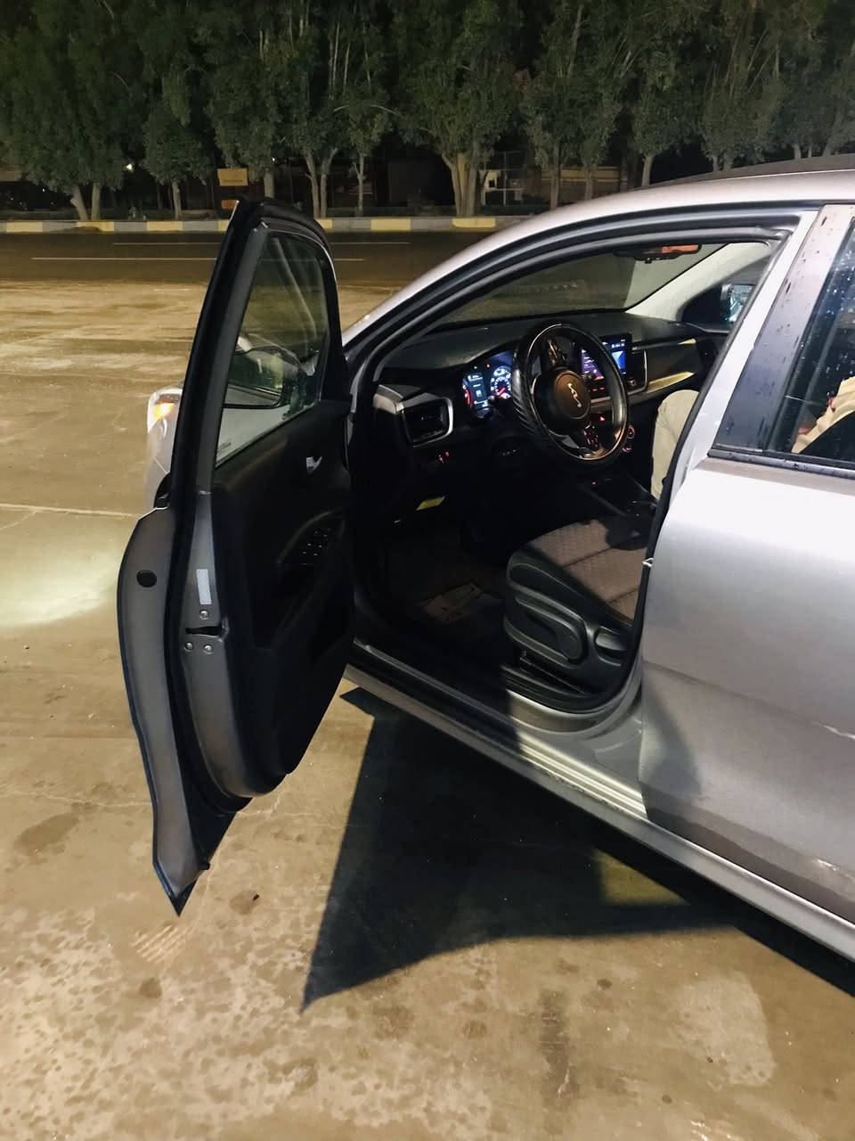 سلام عليكم 

كيه ريوو مديل 23
وارد امريكي 
ماشيه 33.الف حقيقي السياره كلش نضيفه 
السياره من البيت الدوام كلش نضيفه 
ويل كب بلادي كله عله البلد 
السبير مانازل كلمل هواا والعده

السياره بصمه شاشه كبيره 
نضام سبورت مانع نزلق 

داخل اسود بلد 

الساره مو سيفيتي ايتي المكينه الف وخمسميه  دكشن عالي 
 
حادثهاا جاملغ اليمن المامي ونص بنيد بدون شواصي والغود 

وبدون يرباك 
وهناا بلعراق صار بيهاا طخه كلش بصيطه جوه المرايه مال السايق كلش صغيره ومرشوشهُ كلير الباب مال السايق 

والبنيد هم مرشوش والدعاميه هم الماميه 

رقم الشاصي مرفوع بلمنشور طب شوف الحادث 

كشاف زينون ثلجي عالي ناصي ماناقصه برغي السياره تجي تفحص وتاخذ سونار وين ميعجبك 

مكان السياره بابل ناحيت النيل 

ملاحضه شباب السياره بسم ابن عمي تريد تحويل تريد وكاله 

تصل وبيك خير وتدلل 
***********
