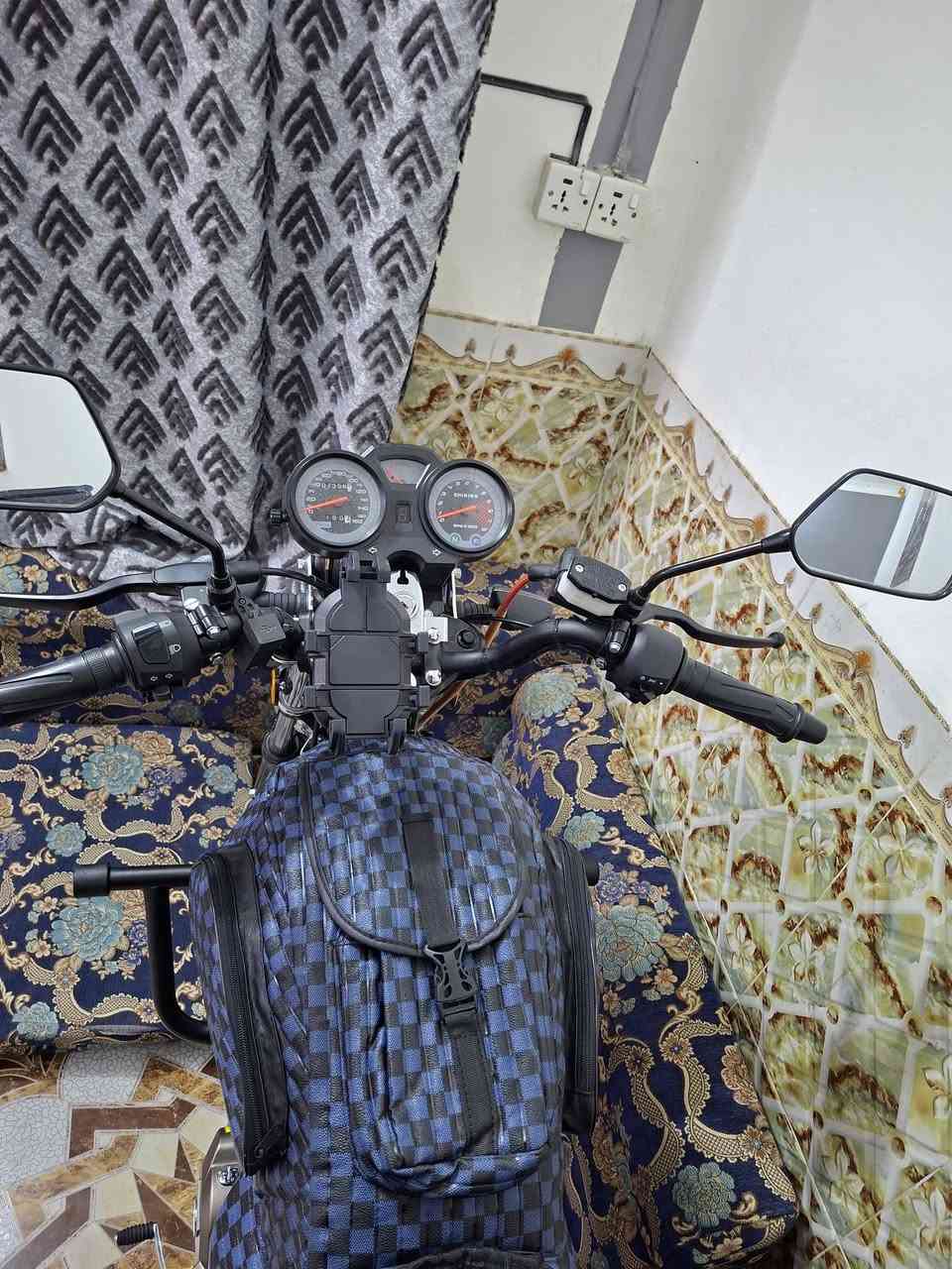 دراجة شاينك محرك 150cc دراجه نضيفه ماشيه بس 1300 يعني زيرو بعده موديل 2023 الغراض الي عليه وياهه.  سعره مليون او 550 او بيه مجال الدراجه اوراق اصولي مشروع وطني تترقم بكل المحافضات للتواصل عبر اللاتصال او الواتساب . *********** مكاني قضاء الغراف
