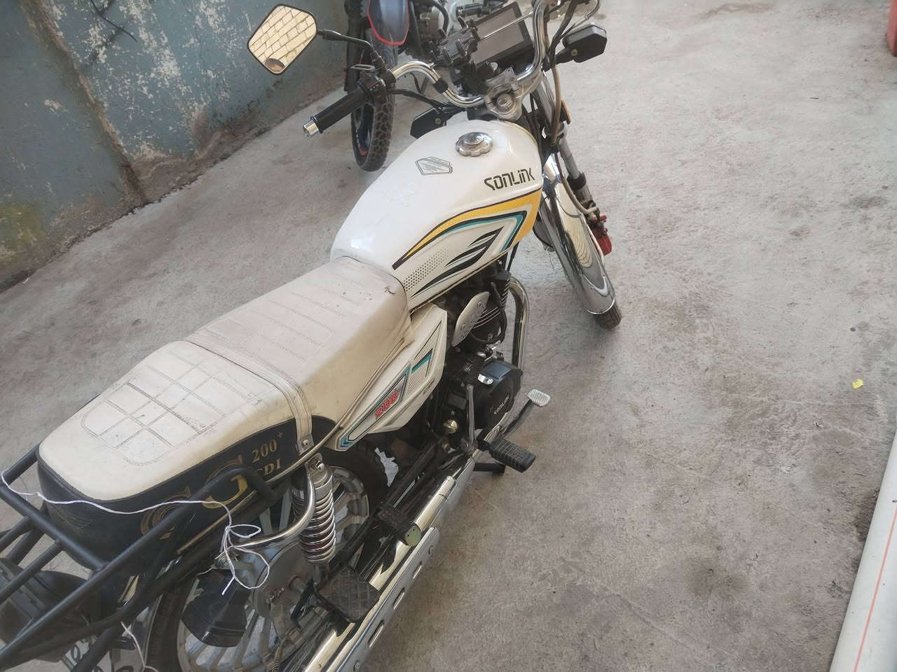 سلام عليكم دراجه ايراني سونك موديل 2025 مكفوله كفاله عامه كير مكينه كهربائيات مكفول دهن كله امزويل ما مبدل بيهة اي شي سعر 700,000 وبيهة ***********
