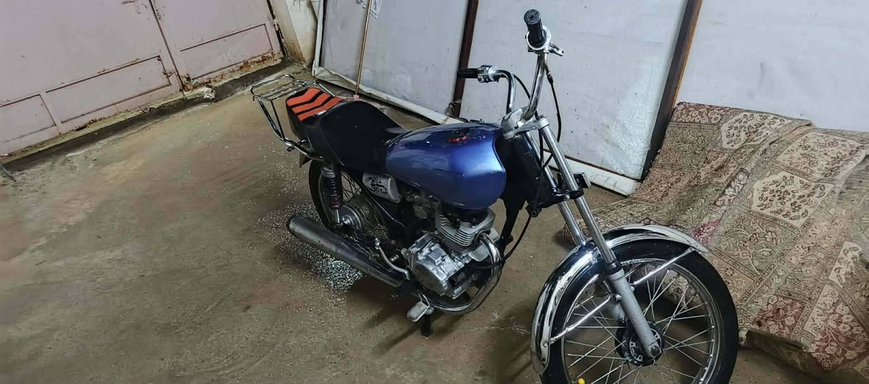 السلام وعليكم
دراجه البيع نامه موديل 2016 
كامله دراجه مابيها وراق 
بيها مكينه مال موديل 23 
شلعه معدل تخبل بيها كلج 200 
رقم *********** 
مراوس  هم يرهم
