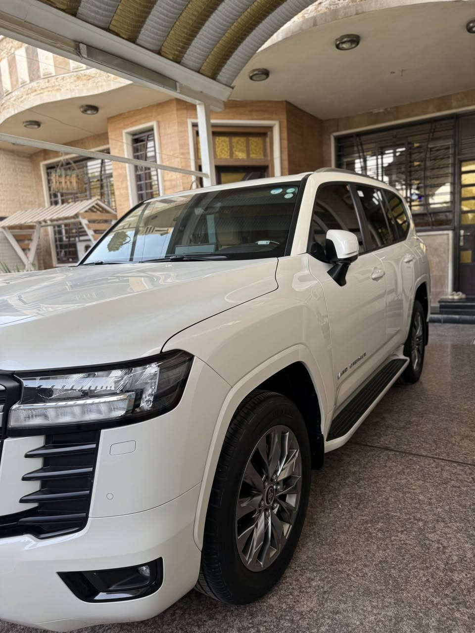 السلام عليكم للبيع لاندكروزر 2023 ساز اصلي رقم سليمانية ماشي 42 الف حقيقي مكينة 4000 تنفس طبيعي 

سيارة ساز اصلي تطبيق 3 شاشات حتى الإدامة مالتها كلها بالشركة سيارة كل عدتها موجودة السماعات وبصمات عدد اثنين  

سيارة بيها باج تضليل من المرور قبل أسبوع مسوينا وكذالك هزة جديدة 

سيارة مكفولة كفالة عامة من الصبغ الفتح البارد التبديل الخدوش حتى الدعاميات مكفولة من الفتح و الصبغ 

مواصفات السيارة 5 بصمات فتحة  صندوق خلفي كهرباء كشنات الامامية كهرباء كشنات جلد 7 راكب 3 قطع تبريد كشنات الامامية تدفئة كامرة خلفية مري قلاب حساسات امامية خلفية جانبية تشغيل عن بعد فوريل 3 شاشات اصل وباقي المواصفات المعروفة 

مكان السيارة بغداد 

رقم الهاتف ***********
