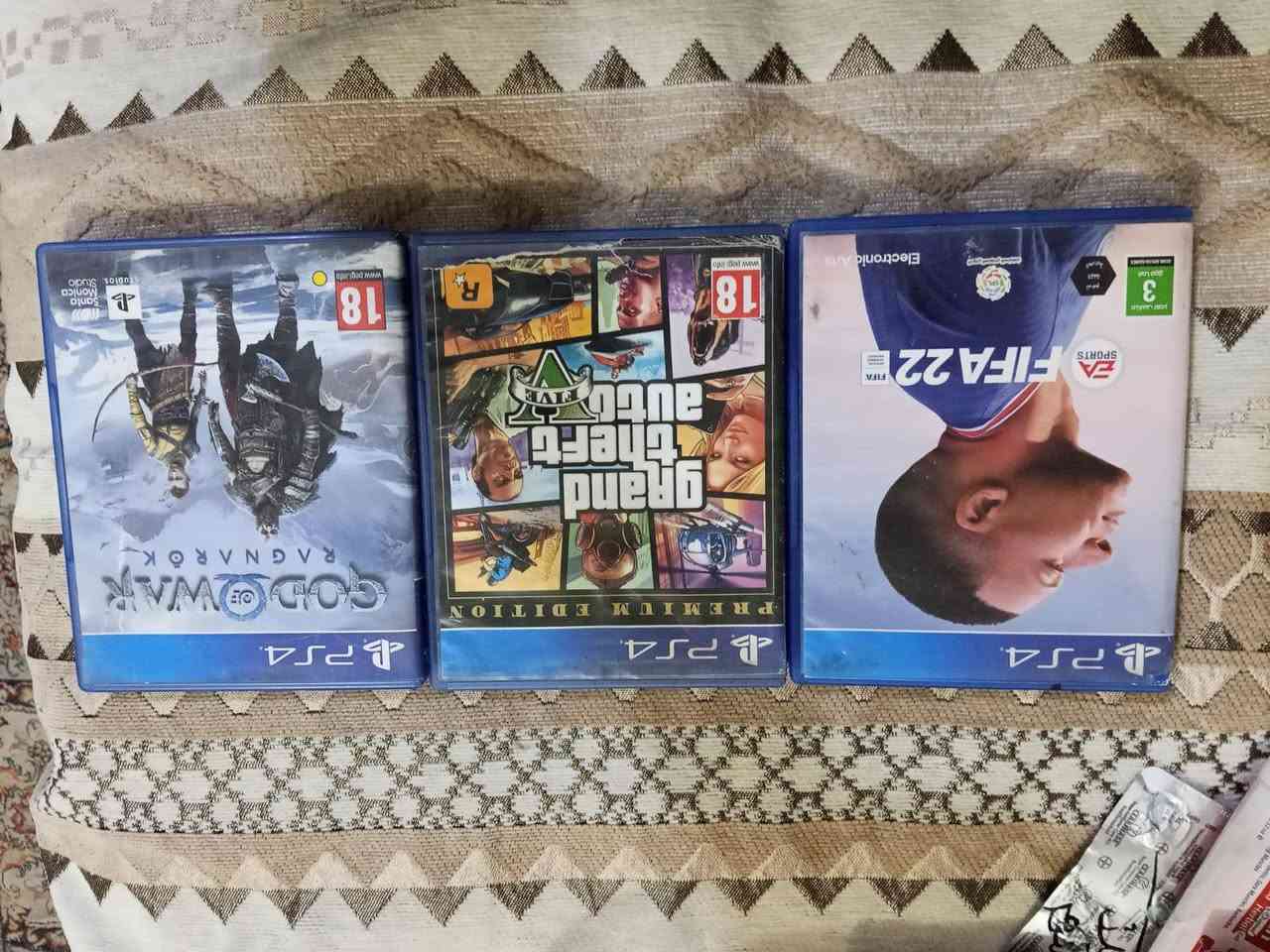 پلي فايف سلم جديد استعمال قليل وياه جوستك أصلي مالته و گود اوف وآر النسخه الجديده و فيفا 22 و جي تي أي أقراص نضيفه اي واحد شراي يتصل على هذا الرقم ***********.
