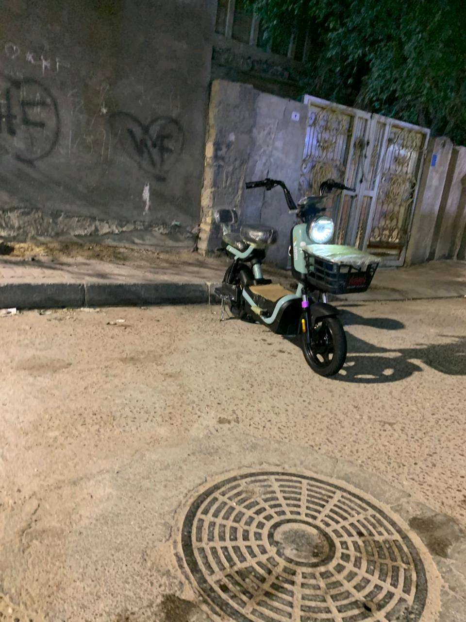 سلام عليكم 
دراجه شحن ريان حجم 14 دراجه جديده وبطاريات جديده دراجه ماصارلي شهر من ماخذه جديده بمعنى كلمه شوف العين السعر 300 بيها مجال العنوان البصره الامن الداخلي رقم ***********واتساب