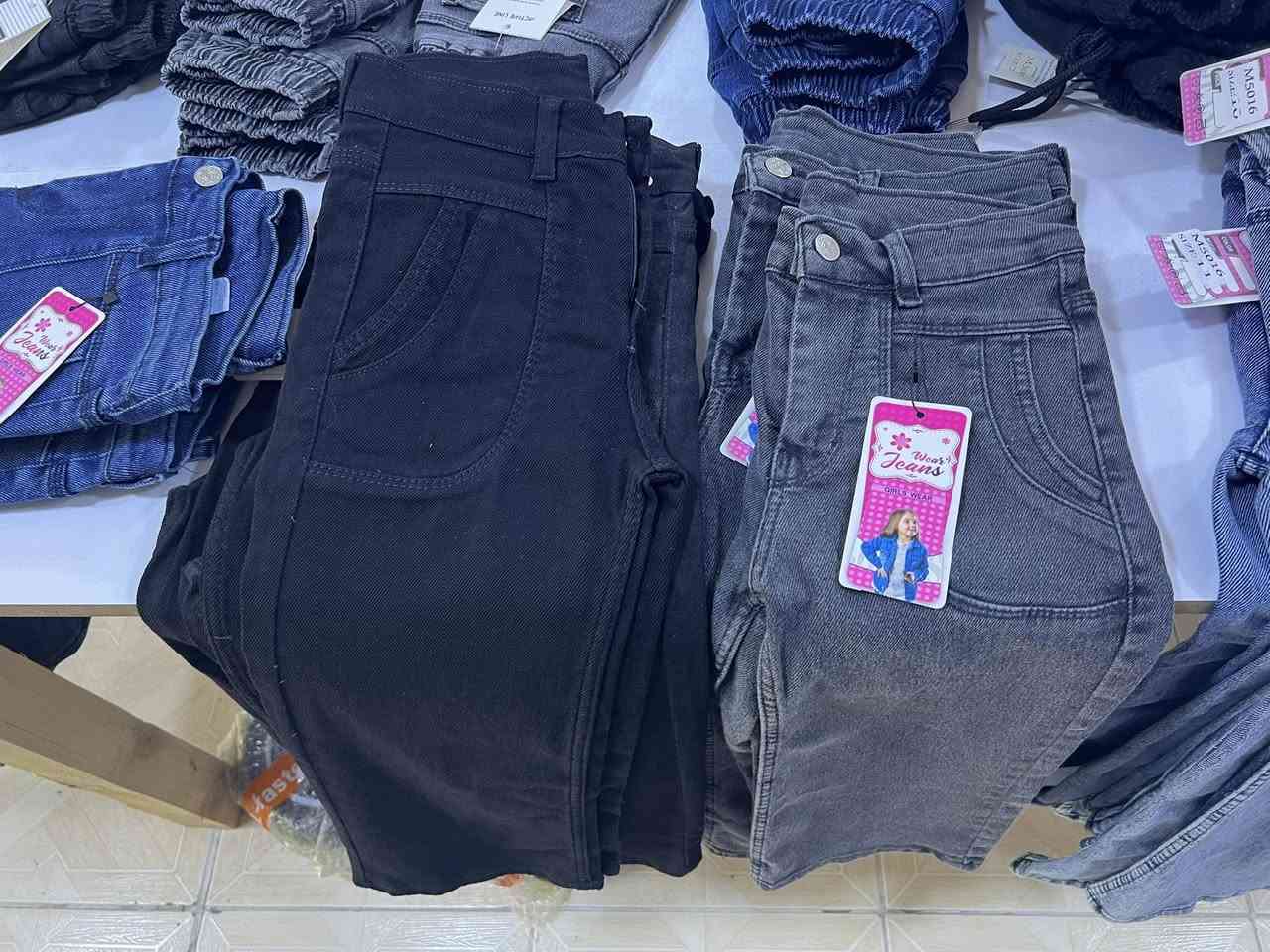 سەلام و علیکم بەڕێزان
ئەم جلانەم هەیە دوکانم لابردووە
پارچەی زۆرە و هاوینە و پایزە و بابەتی جەژنی تێدایە

هەمووی پێکەوە دەفرۆشم
ملیۆن و ٢٠٠ و معامەلە
گەیاندنم هەیە بۆ هەموو شوێنێک
***********
