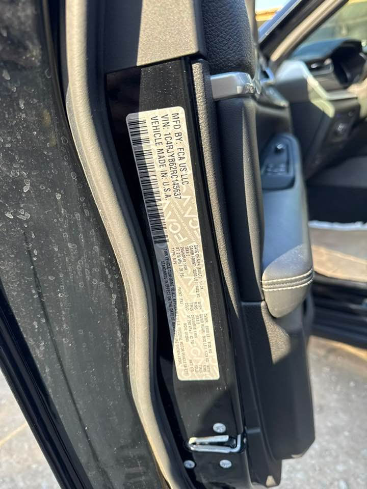 نوع السيارة/ جيب كراند شيروكي.                                              الموديل/ 2024                                                                      نوع الوقود / بانزين / هايبرد/ شحن كهرباء بلكن.                                الموصفات معروفة  بالجيب هايبرد                                               تقرير السيارة / كلين بدون حادث. كلين                                             السيارة حالين  (دخلت للعراق  ديالى بعقوبة) 🌹✅                                اتصال او استفسار على الرقم***********.                           ماشاء الله السيارة كلش جديدة  رقم الشاصي مرفق بالصور      🌹🌹✅✅✅🌹❤️❤️🌹✅❤️🌹مكان السيارة( ديالى بعقوبة)
