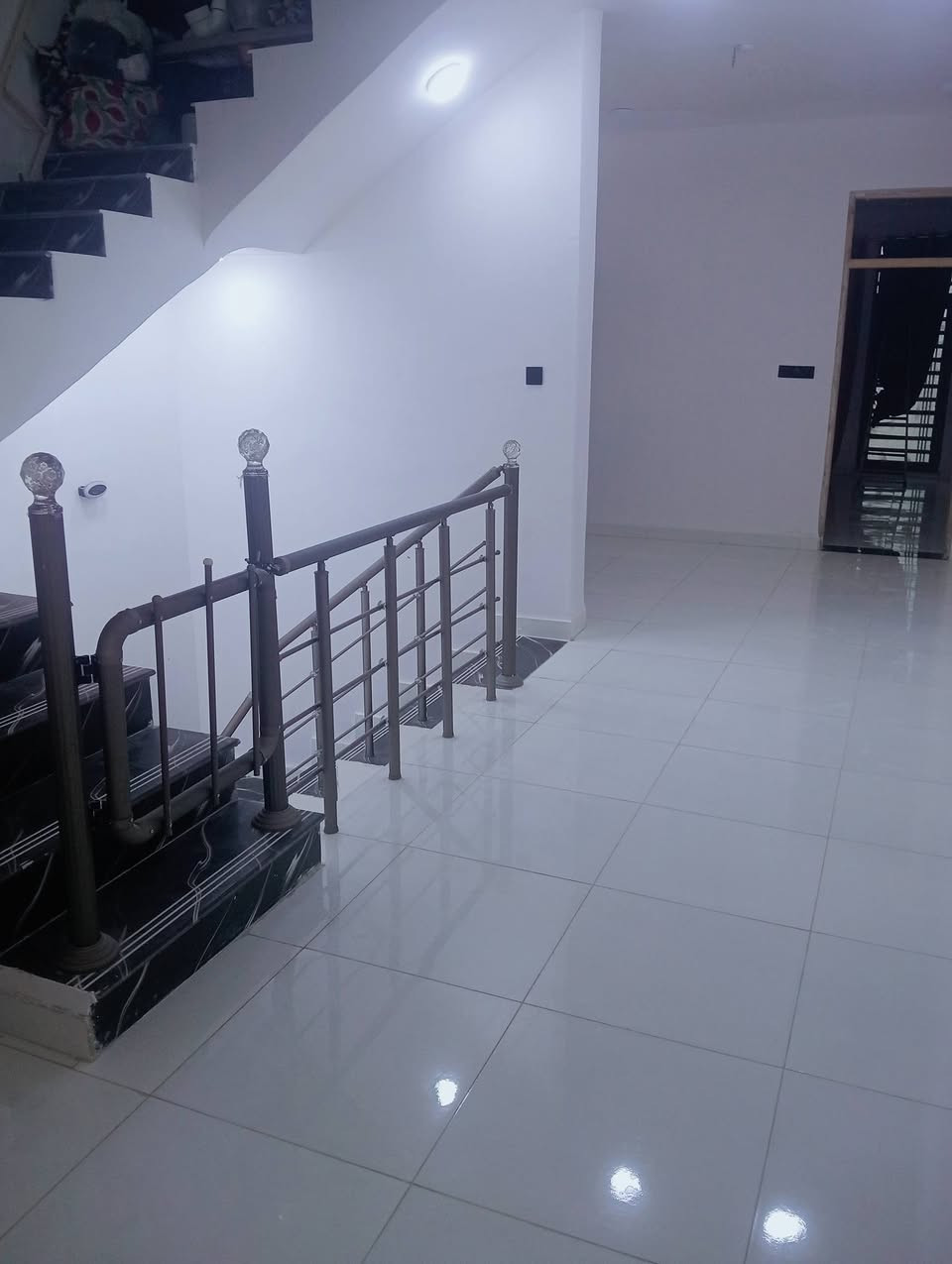 السلام عليكم 
بيت طابقين 100متر حرف تي مفتوح على ساحه للبيع منطقة 86 شريط الموضفين بنيان جديد كونكريت جسور طابوق جمهوري الطابق الأول يحتوي على الاستقبال طول 6 متر مطبخ حار وبارد صاله 5 أمتار  مفتوحه عل طابق الثاني وغرفه 4 أمتار وحمامات عدد2 + منور الطابق الثاني يحتوي على غرفتين وحده 4 ب5 والثانيه 5 ب5+ صاله 8 أمتار+منور وحمامات عدد2 يحتوي البيت على منضومة سبالت+منضومة غاز+منضومة ماء أمطار +خدمات كامله مدارس متوسطه ابتدائيه اعدادية مقابيل البيت للأستفسار الاتصال على الرقم ***********
